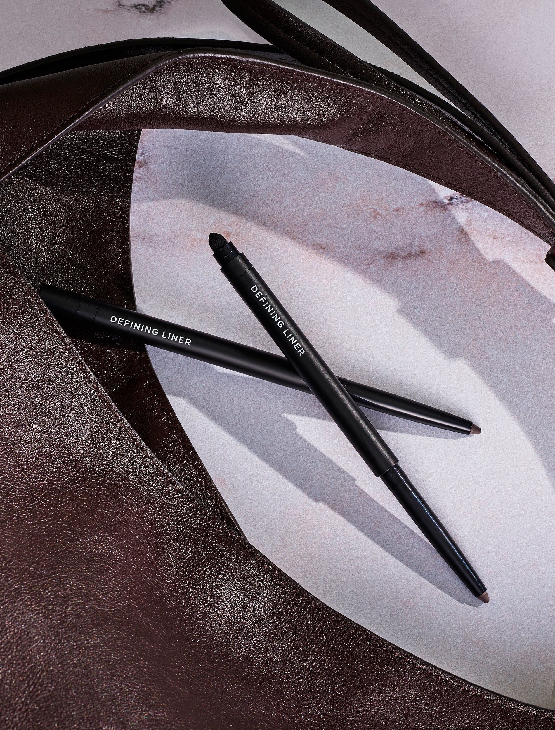 Γιατί αυτό το Καφέ Eyeliner πρέπει να είναι στην τσάντα σας;