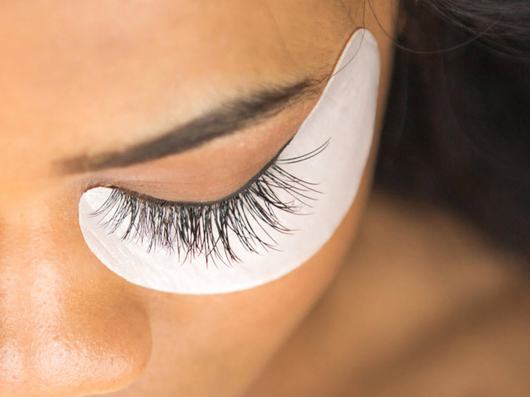 Lash extensions και ψεύτικες βλεφαρίδες στο μικροσκόπιο.